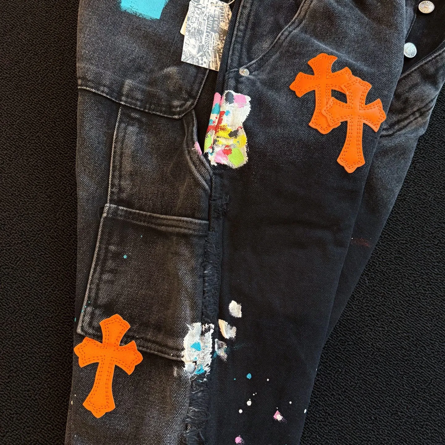 P260 model number: D355 GALLERY DEPT & Chrome hearts co-branded distressed ripped jeans with cross horns. Three-dimensional version. Loose and comfortable, not picky about body shape. Factory Seiko. Original factory quality control. Same style for men and women. Can be matched with couples. Versatile recommendation. Must-have denim for all seasons. The craftsmanship is made of heavy-duty washed pure cotton denim fabric. After washing, it is soft and thick. It is very stylish when worn on the body. Size: 28, 30, 32, 34, 36 (S-XXL) Color: Splicing Size reference # 28 trouser length 100 waist 72 30 trouser length 102 waist 76 32 trouser length 104 waist 80 34 trouser length 106 waist 84 36 trouser length 108 waist 88